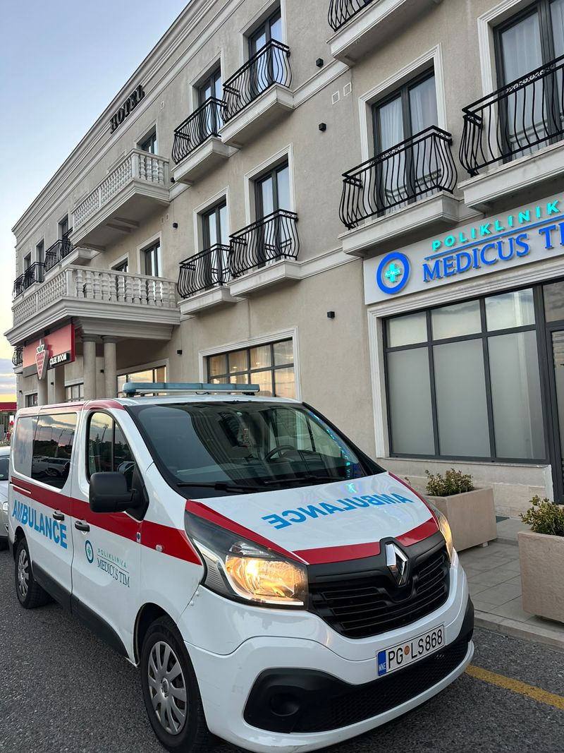 Sanitetsko vozilo sa natpisom Ambulance – prevoz pacijenata u Crnoj Gori